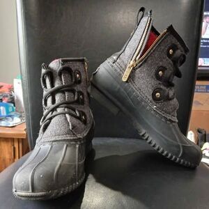 Tommy Hilfiger. Reanna Lace/Zip Up Duck Boots. Black/Gray/Red. Women Size 6.
